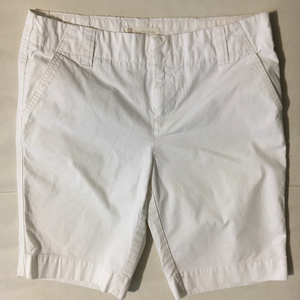 GAP. White Bermuda shorts. Side/back pockets.